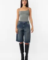 Top tipo musculosa básica de breteles finos confeccionado en microfibra, color gris.