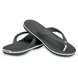 Ojotas tipo flip-flop de color verde oliva con una franja blanca decorativa alrededor de la entresuela. La suela es texturizada y la tira es de TPU.