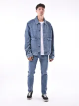 Campera de jean negra con lavado oscuro, corte oversize y cuello camisero. Presenta bolsillos grandes con tapa y botón en el pecho.