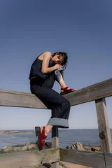 Sandalias negras de charol con plataforma y hebillas plateadas.