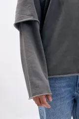 Sudadera gris oscuro con efecto desgastado, cuello redondo y doble manga. Estampa trasera en azul claro con las palabras "SPEED NYC SHIFT 55 URBAN CONTROL UNIT".