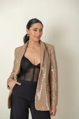 Blazer beige con lentejuelas, de corte recto y entallado, con cierre de un botón.