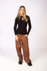 Sweater negro de tejido de punto acanalado, con ajuste al cuerpo, mangas largas y detalle de abertura tipo gota en el escote.