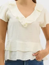 Blusa de satén color rosado con acabado texturizado, escote en V con volados, mangas cortas acampanadas y diseño péplum de doble nivel en la parte inferior.