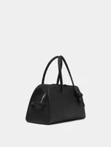Cartera Jacquemus modelo Le Turismo de piel graneada color negro, con cierre de cremallera bidireccional, doble asa de mano y detalle de lazo en una de las asas.