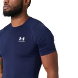 Remera deportiva de compresión Under Armour Heatgear Armour, color blanco, de manga corta y cuello redondo con logo de la marca impreso en el pecho.