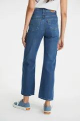 Jeans Levi's modelo Ribcage Straight Ankle de tiro extra alto, corte recto y largo al tobillo. Presentan cierre de botones en la bragueta y un lavado azul clásico.