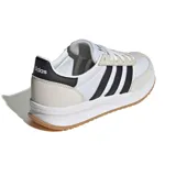 Championes Adidas Run 70s 2.0, color blanco con detalles en negro y suela color caramelo. Presentan las tres tiras clásicas de Adidas en los laterales.