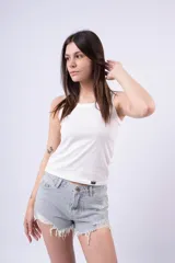 Musculosa negra de tejido acanalado, con escote redondo y corte ajustado al cuerpo.