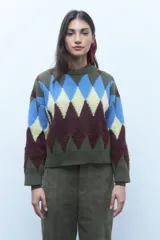Sweater de punto grueso con diseño de rombos en tonos azul, marrón, rosa y gris.