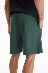 Bermuda deportiva sin friza color negro, con cintura elastizada y cordón ajustable. Corte semi baggy y suelto.