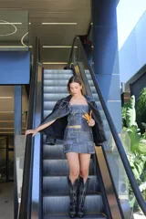 Minifalda de cuero sintético color marrón desgastado, con diseño de múltiples bolsillos cargo y cordones ajustables a los costados.