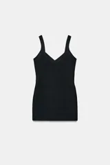 Vestido mini confeccionado en tejido elástico negro, con escote en pico y tirantes anchos.