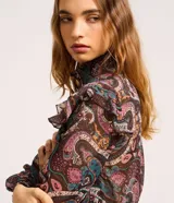 Blusa de chiffon con estampa paisley multicolor, cuello alto con volados, mangas largas y corte suelto.