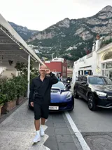 Bermuda negra de vestir, corte ancho y largo a la rodilla.