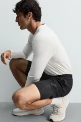Pantalones cortos de entrenamiento 2 en 1 de color marrón, confeccionados por Zara Athleticz en tejido técnico ligero y elástico con malla interior. Cuenta con cintura elástica ajustable con cordón y bolsillos laterales.