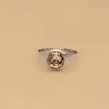Anillo tipo sello fabricado en plata 925 con aplique central en oro 9k que presenta el símbolo de la psicomotricidad.