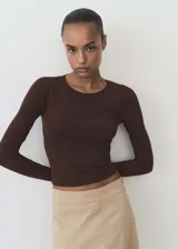 Jersey de punto fino color marrón chocolate, con cuello redondo, manga larga y diseño entallado al cuerpo.