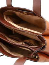 Cartera shopper de cuero color cognac con doble asa de hombro y detalle de borla colgante en el lateral.