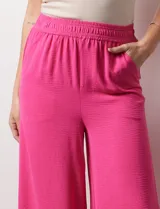 Pantalón wide leg color fucsia de crepe con pretina ancha elastizada.