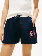 Short deportivo azul marino, de corte recto y tiro medio, con logo bordado en la pierna derecha.