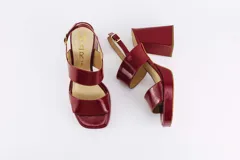 Sandalias de plataforma color crema, con tiras anchas de charol y hebilla ajustable en el tobillo.