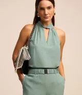 Blusa Cortelle verde agua de jacquard, sin mangas, con cuello alto halter y detalle de abertura frontal tipo gota.