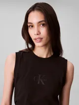 Musculosa Calvin Klein de ajuste slim, confeccionada en punto de algodón. Presenta cuello redondo, sisas con ribete de canalé y el monograma de la marca estampado en el centro del pecho.