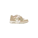 Championes Off-White Out Of Office Low-Top de cuero en color beige y blanco, con diseño urbano, suela de goma con inserciones transparentes y la clásica brida decorativa de la marca.