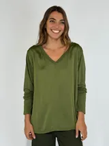 Blusa blanca de mangas largas con escote en V.