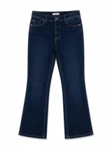 Jean de corte bootcut en color azul oscuro con costuras en contraste. Presenta un diseño clásico de cinco bolsillos, cierre frontal con botón y cremallera, y tiro medio.