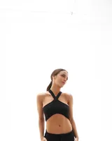 Top negro con escote halter cruzado, confeccionado en algodón con lycra.