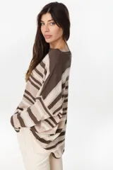 Sweater de tejido de punto a rayas horizontales en tonos celeste, marrón tostado y amarillo, de corte holgado, mangas caídas y escote bote.