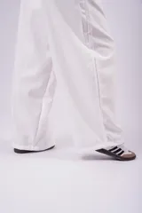 Pantalón de vestir negro de corte wide leg, con diseño de inspiración sastrera y costuras verticales frontales. Presenta un calce fluido y tiro alto.