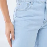 Jean de corte recto y tiro medio, confeccionado en denim de algodón color azul claro con lavado suave.