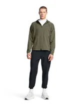 Joggers Under Armour modelo Unstoppable de color negro, confeccionados en tejido técnico elástico con tecnología UA Storm que repele el agua. Presentan corte ajustado en las piernas, cintura elástica con cordón, bolsillos laterales y un bolsillo con cierre sellado en el muslo.