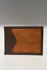 Billetera de cuero de carpincho con diseño bicolor en tonos marrón oscuro y suela, con costuras reforzadas a la vista.