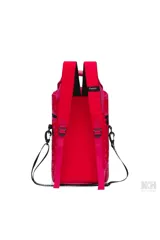 Mochila matera de diseño acolchado en color fucsia con estampado de labios y corazones. Cuenta con manijas superiores, correas ajustables y desmontables, y logo de la marca en el frente.