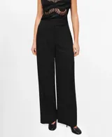 Pantalón de vestir negro de corte recto y tiro medio, con bolsillos laterales y diseño amplio.