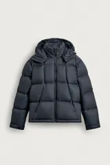 Cazadora puffer acolchada de corte regular fit en color negro, confeccionada en tejido técnico repelente al agua con relleno de pluma y plumón. Cuenta con cuello subido, capucha ajustable y desmontable, manga larga con puño ajustable con velcro, bolsillos con cremallera en la cadera, bolsillo interior y bajo ajustable con cordón elástico.