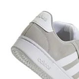 Championes Adidas Grand Court Alpha grises con las tres tiras blancas en los laterales.