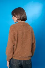 Sweater marrón de lana mohair y acrílico, con cuello polo vintage.