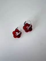 Aros argolla de acero con dije colgante en forma de flor color rojo.