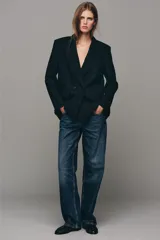 Jeans Z1975 de tiro bajo y pernera recta, con diseño de cinco bolsillos y cierre frontal con cremallera y botón, en tono azul desgastado.