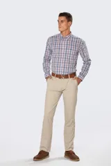 Pantalón clásico de gabardina de corte recto, con bolsillos traseros ojalados con botón y presillas para cinturón.