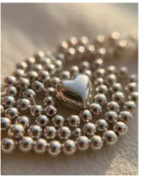 Pulsera de plata 925 con cadena fina y dijes de corazones intercalados con cuentas esféricas.