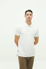 Polo de manga corta Brooksfield en color azul marino con textura. Presenta cuello clásico con cierre de botones, logo estampado en el pecho y detalles en contraste en el borde del cuello y las mangas.