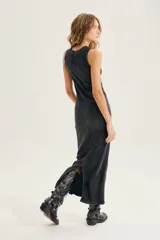 Vestido maxi de punto morley color marrón, sin mangas y con cuello redondo, de corte ajustado al cuerpo y largo hasta los tobillos.