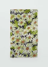 Fular rectangular de tejido mezcla de lino y viscosa, con estampado de flores tipo margarita en tonos verde, blanco y marrón sobre fondo azul oscuro.