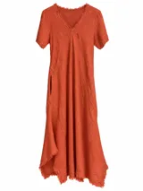 Vestido largo terracota de manga corta, con escote en V y detalles de flecos en el cuello y el ruedo asimétrico.